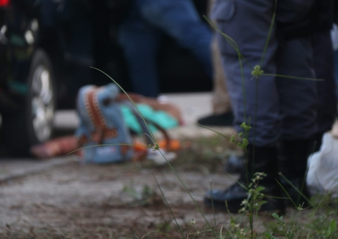 Distintivo e algemas são encontrados em bolsa de mulher executada em Manaus