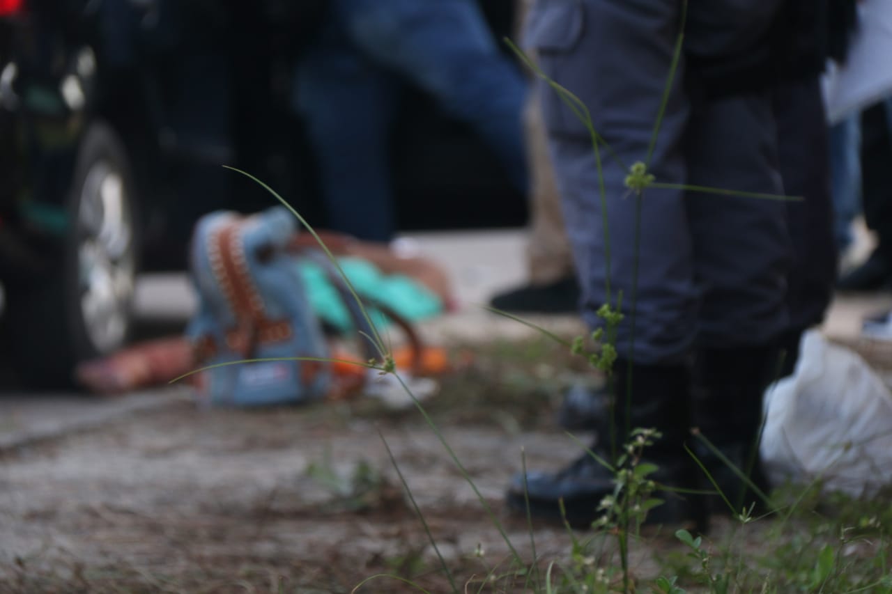 Distintivo e algemas são encontrados em bolsa de mulher executada em Manaus