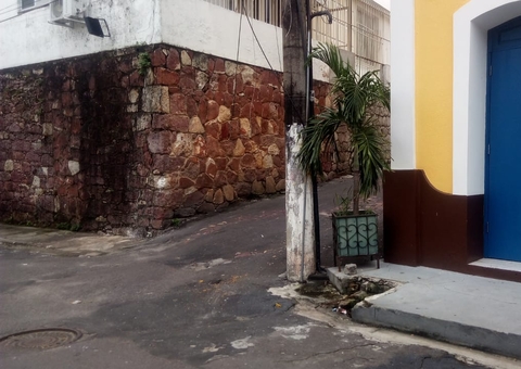 Ensanguentada, mulher implora por ajuda ao ser baleada no Centro de Manaus