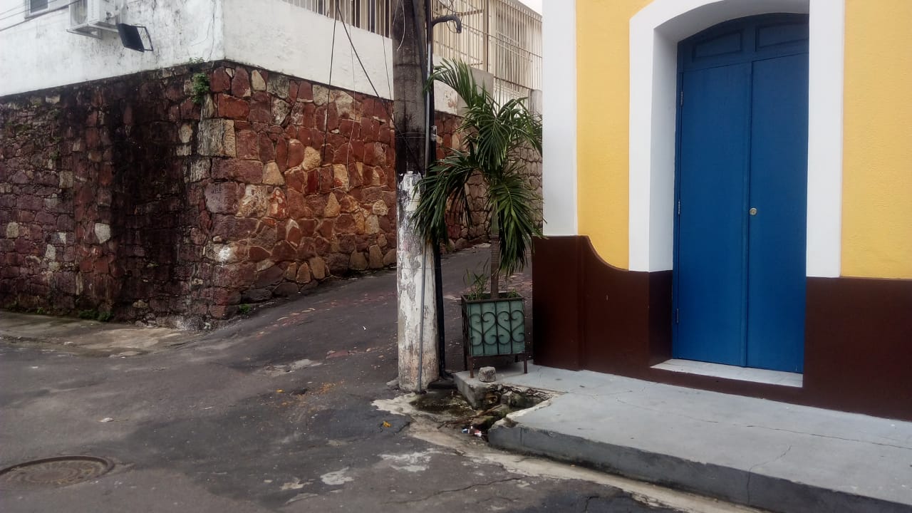 Ensanguentada, mulher implora por ajuda ao ser baleada no Centro de Manaus