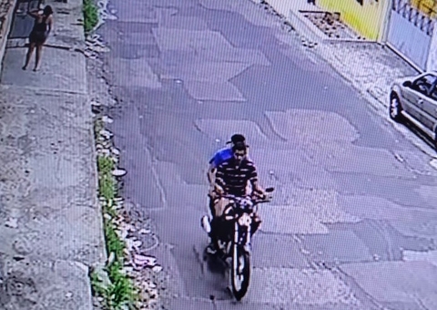 Vídeo: Dupla invade vila para assaltar mulheres em Manaus