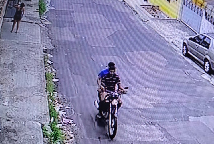 Vídeo: Dupla invade vila para assaltar mulheres em Manaus