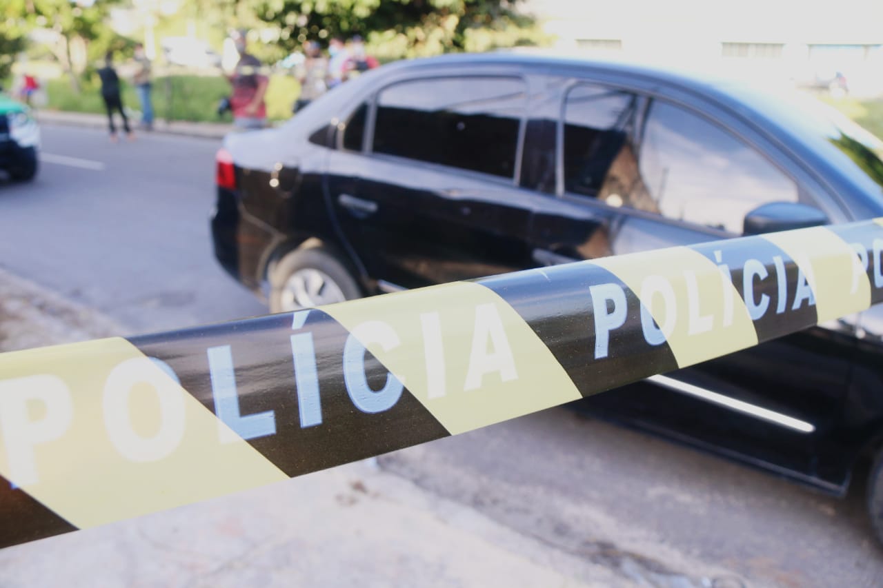 Casal é crivado de balas dentro de carro em Manaus