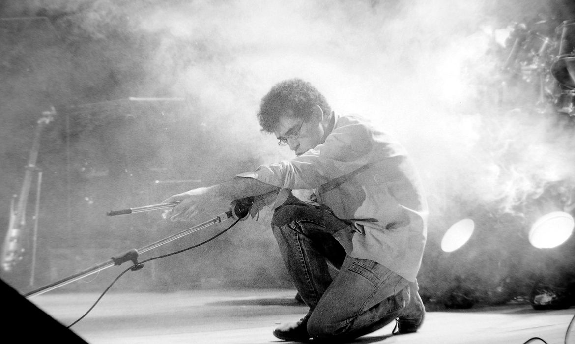 Polícia faz busca por músicas inéditas de Renato Russo em estúdio no RJ