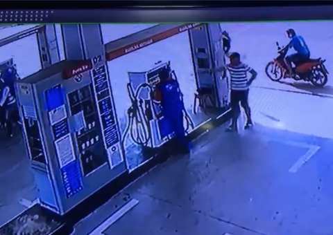 Vídeo: Dupla assalta posto de combustível e agride frentista no Amazonas