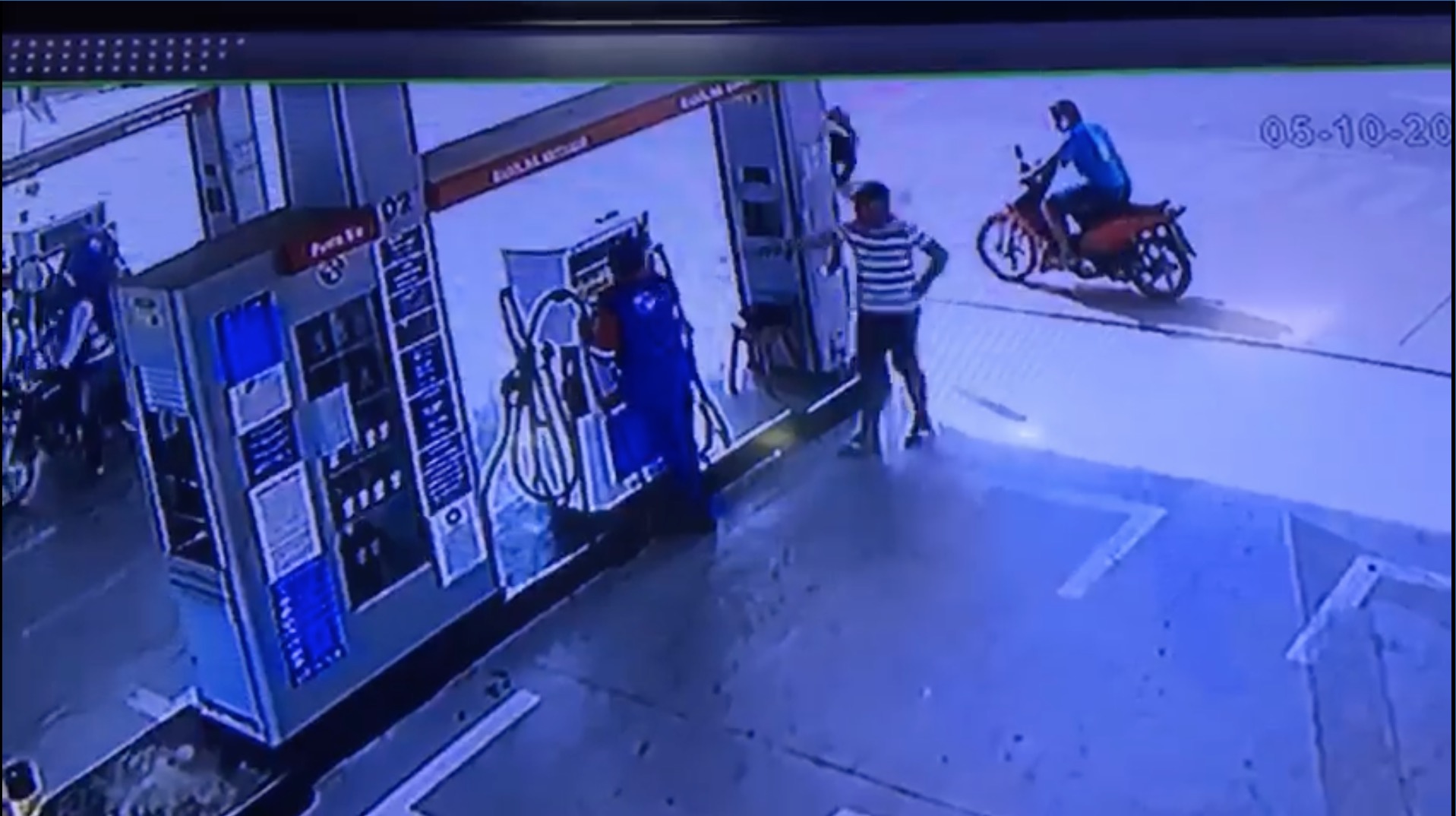 Vídeo: Dupla assalta posto de combustível e agride frentista no Amazonas