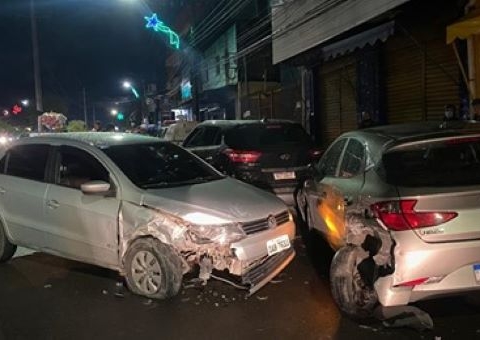 Passageiro fica ferido após colisão entre carros em Manaus
