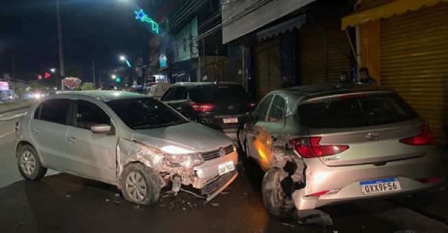 Passageiro fica ferido após colisão entre carros em Manaus