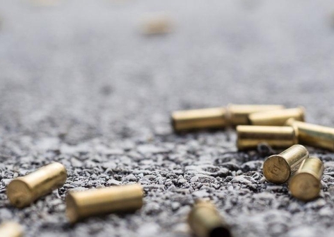 Jovem leva quatro tiros durante briga em posto de combustíveis em Manaus