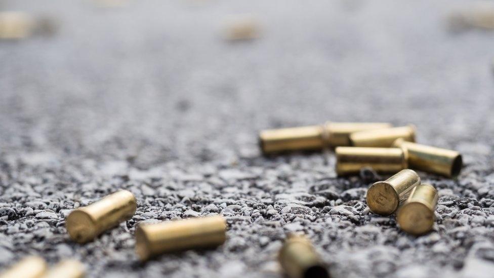 Jovem leva quatro tiros durante briga em posto de combustíveis em Manaus