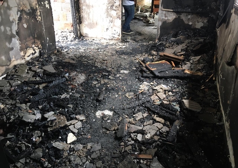 Grupo incendeia casa do suspeito de matar homem durante discussão em Manaus