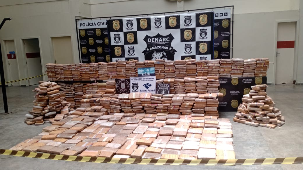 Dupla é presa com 1 tonelada de drogas escondidas em barco no Amazonas 