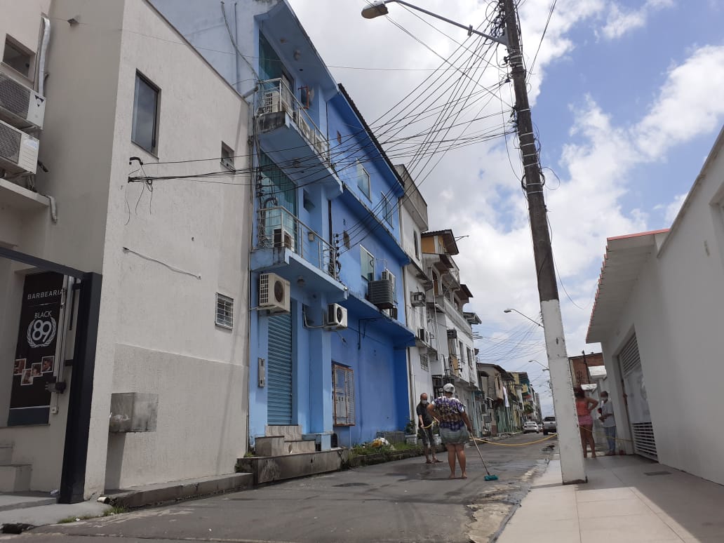 Trabalhador morre ao se desequilibrar e cair do telhado de casa em Manaus