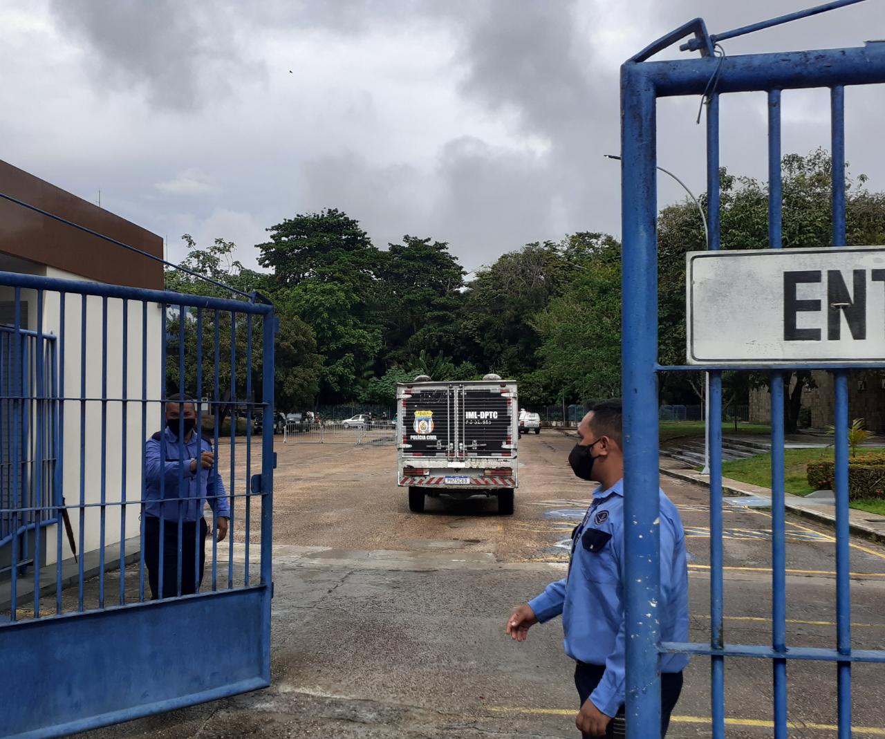 Corpos em área de mata estavam com bilhetes e mãos amarradas em Manaus