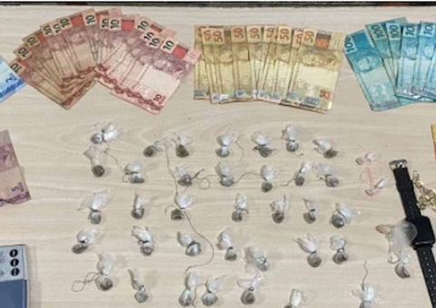 Dupla suspeita de tráfico de drogas é presa com mais de R$ 1.700 em Manaus