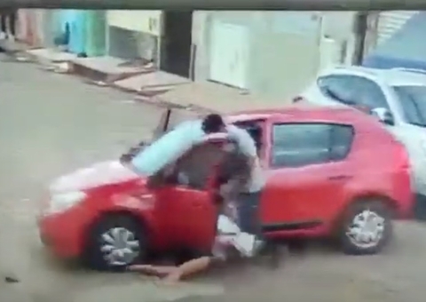 Vídeo mostra idosa sendo agredida e arrastada durante assalto a carro