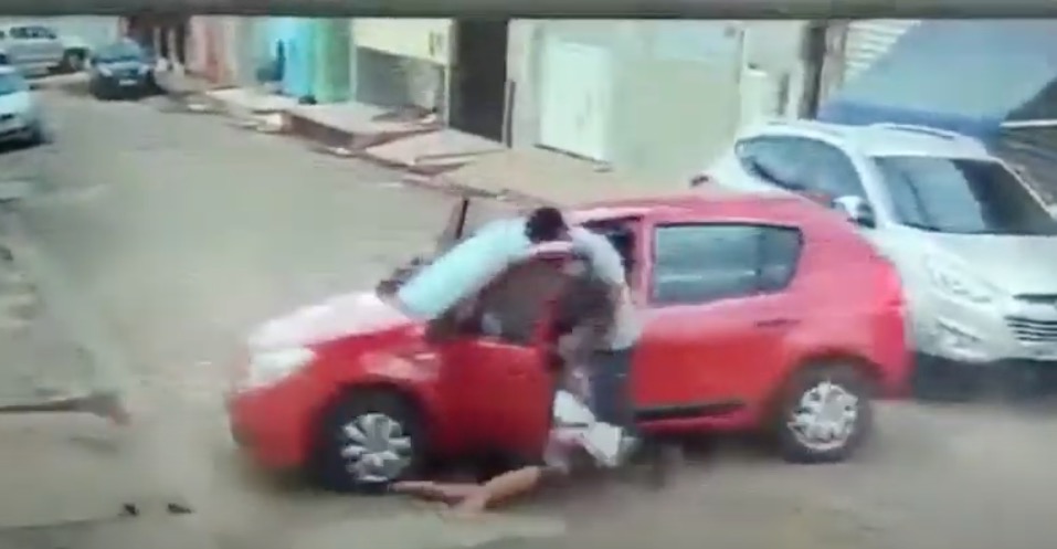 Vídeo mostra idosa sendo agredida e arrastada durante assalto a carro