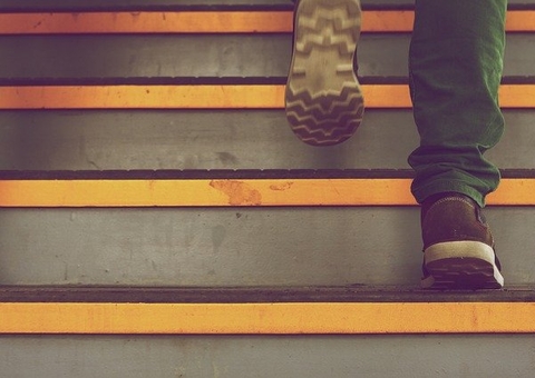 Suspeito tenta fugir e é preso com arma e drogas dentro de casa em Manaus