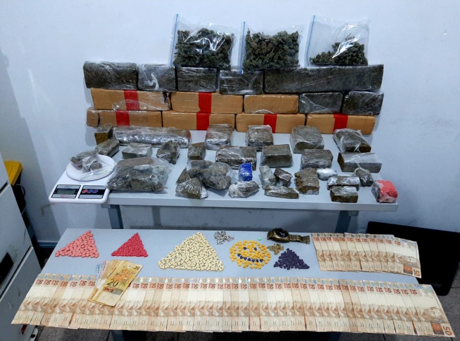 Polícia prende quatro pessoas com maconha, super maconha e ecstasy 