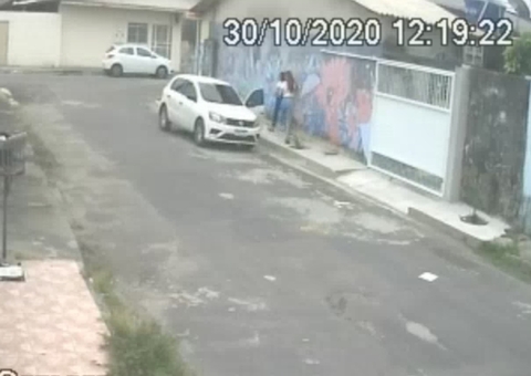 Vídeo: Homem tenta arrastar jovem para dentro de carro em Manaus 