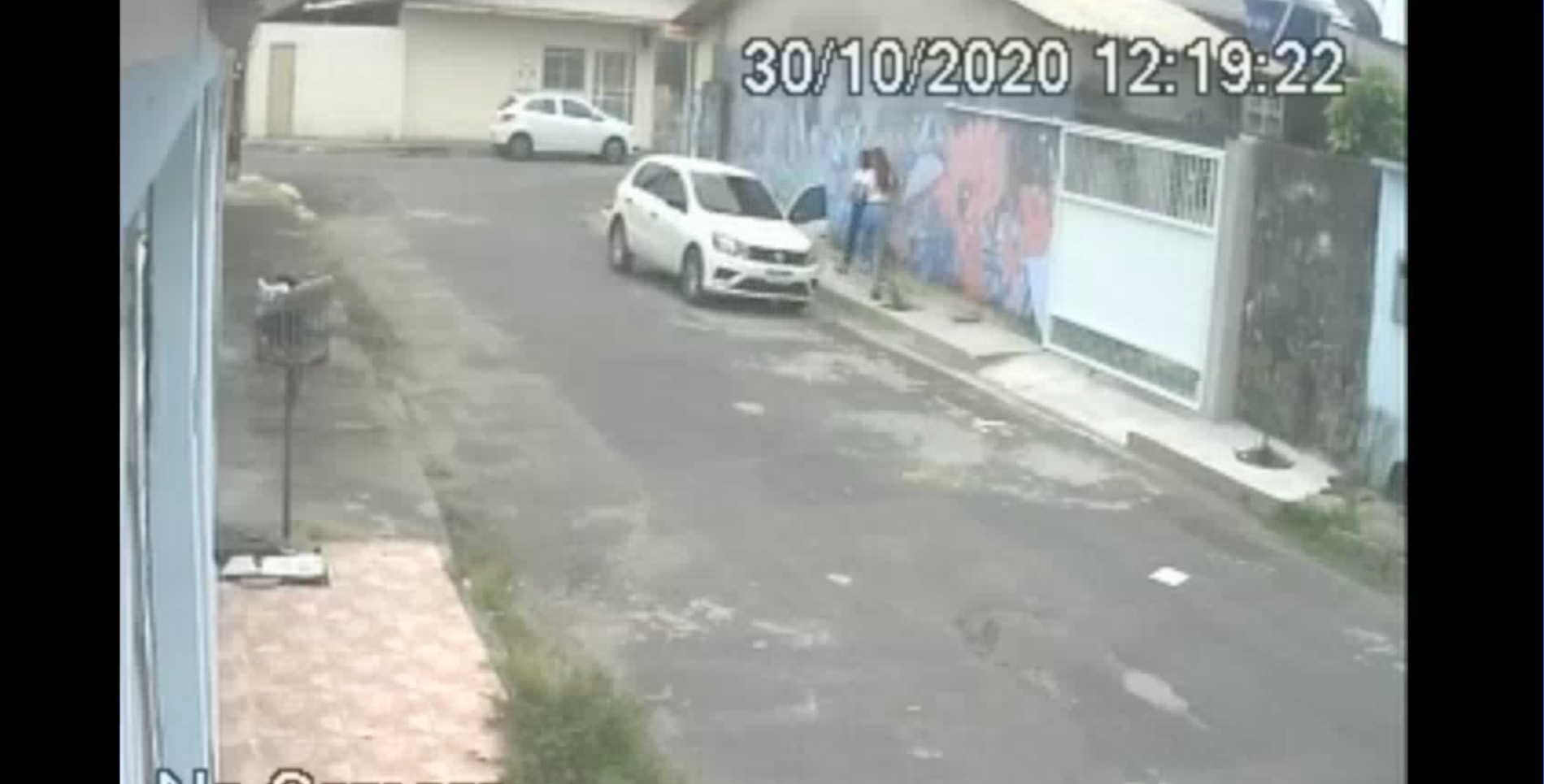 Vídeo: Homem tenta arrastar jovem para dentro de carro em Manaus 