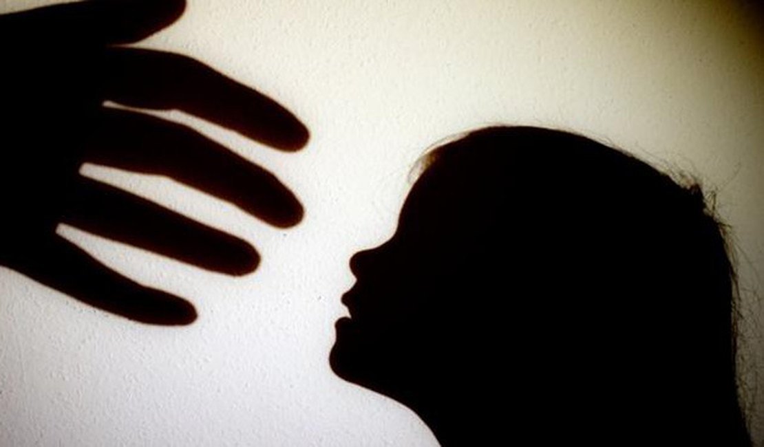 Mãe é presa após abandonar criança de 5 anos para ir a bar em Manaus