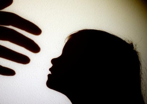 Mãe é presa após abandonar criança de 5 anos para ir a bar em Manaus