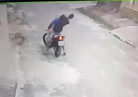 Vídeo: Vítima reage e ataca assaltante com 'mata-leão' em Manaus