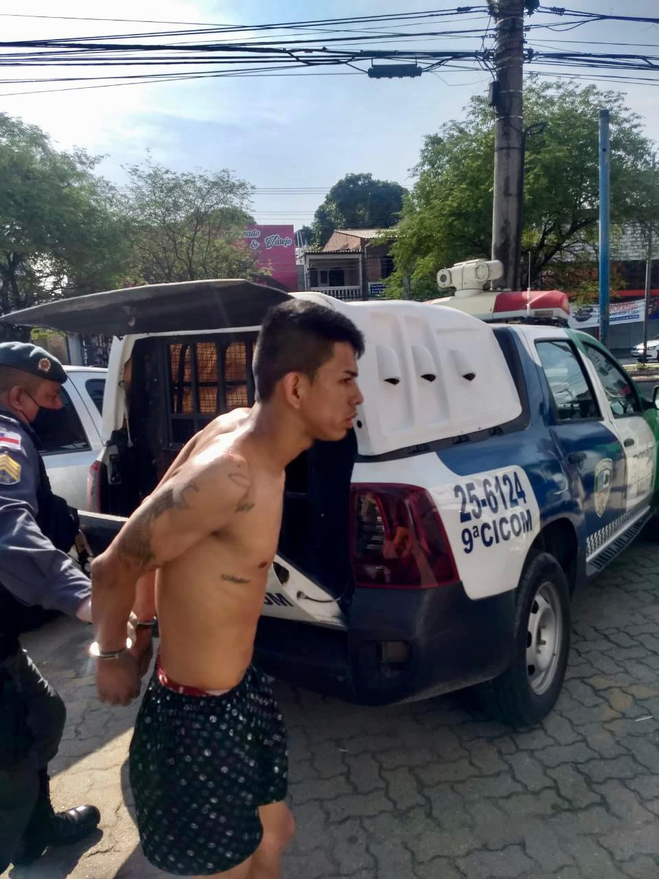 Dupla é presa suspeita de roubar motocicleta e fazer arrastão em Manaus