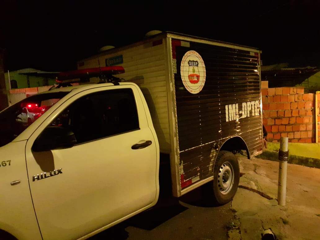 Homem é encontrado morto com faca cravada no pescoço em Manaus