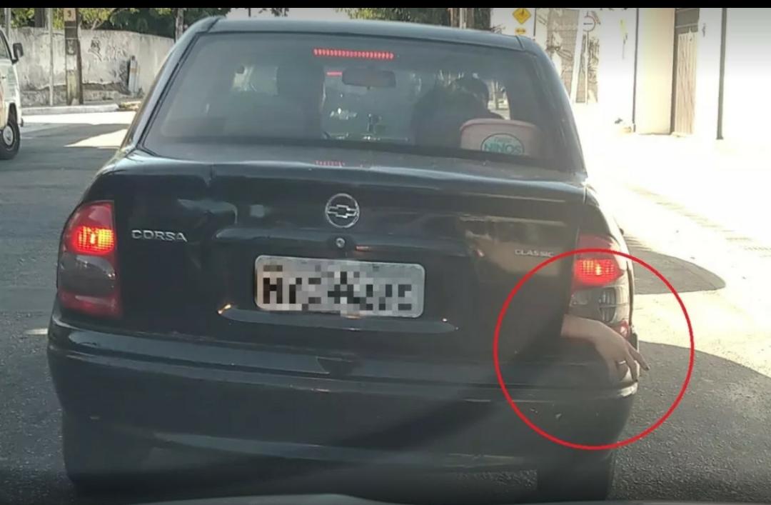 Motorista chama a polícia ao ver mão humana em porta-malas de carro