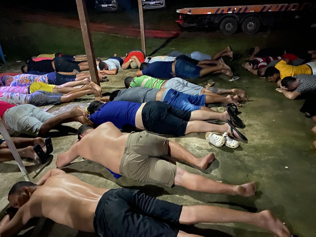 Polícia encerra festa clandestina e prende dois homens em sítio no Amazonas
