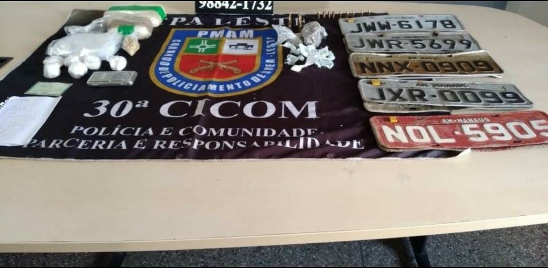 Homem é preso com quase 2 kg de drogas e placas clonadas em Manaus 
