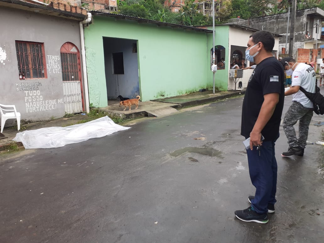 Homem sai de casa para atender conhecidos e é morto a tiros em Manaus