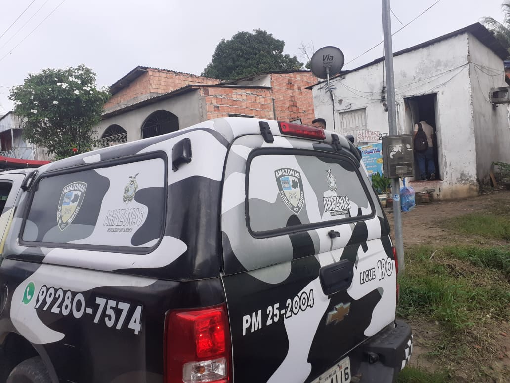 Acamado, homem é morto por engano ao lado de bíblia em Manaus