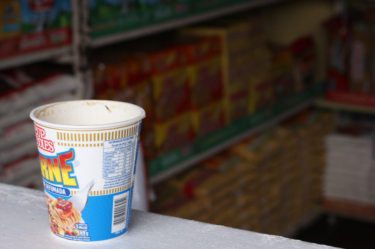 Adolescente é morto a tiros enquanto comia macarrão instantâneo em Manaus 