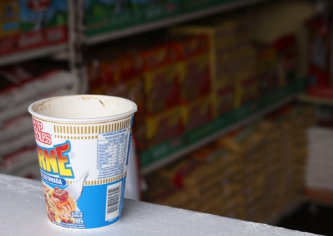 Adolescente é morto a tiros enquanto comia macarrão instantâneo em Manaus 