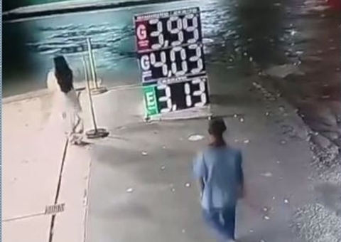 Vídeo mostra mulher sofrendo tentativa de estupro no meio da rua 