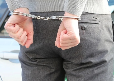 Jovem tenta se desfazer de drogas e é preso no Amazonas