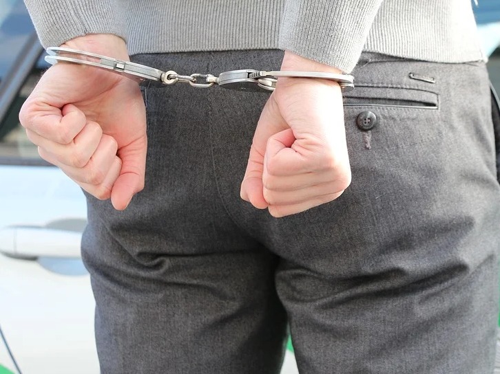 Jovem tenta se desfazer de drogas e é preso no Amazonas