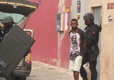 Homem é preso suspeito de fazer a ex refém; criança chamou a polícia