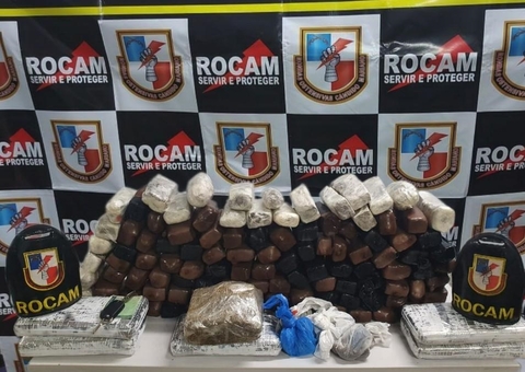 Dupla é presa com tabletes de skunk dentro de carro em Manaus 