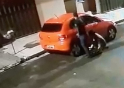 Vídeo: Dupla é flagrada roubando pneus em Manaus