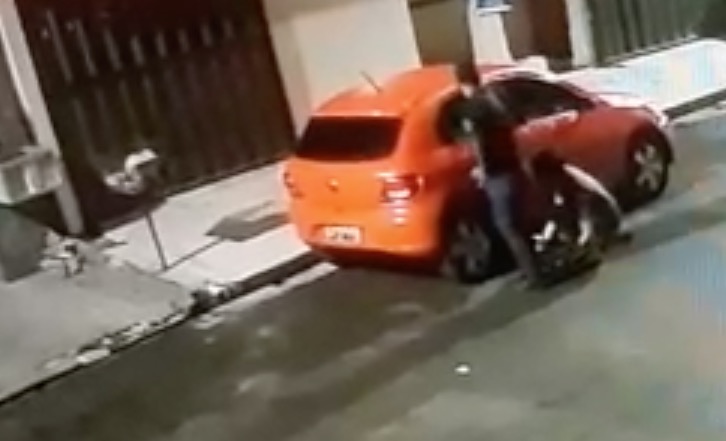 Vídeo: Dupla é flagrada roubando pneus em Manaus