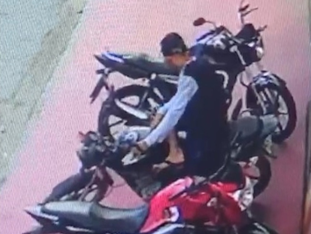 Câmera flagra homem roubando motocicleta estacionada em academia de Manaus