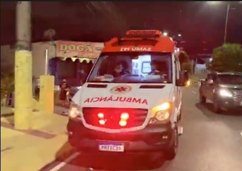 Homem é atacado com golpes de faca no meio da rua em Manaus