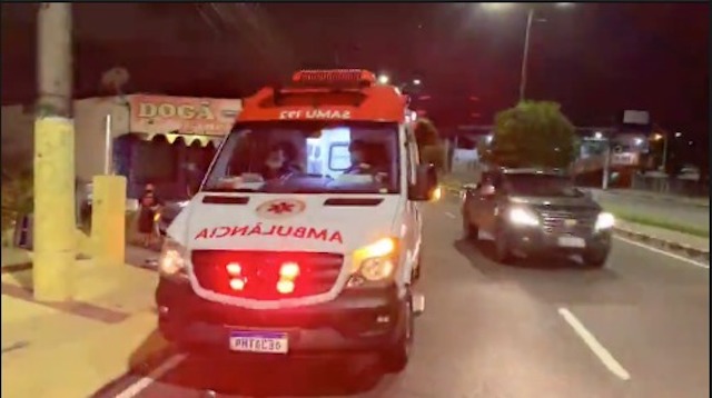 Homem é atacado com golpes de faca no meio da rua em Manaus