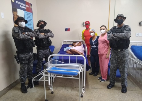 Mulher em trabalho de parto em barco é socorrida por policiais no Amazonas