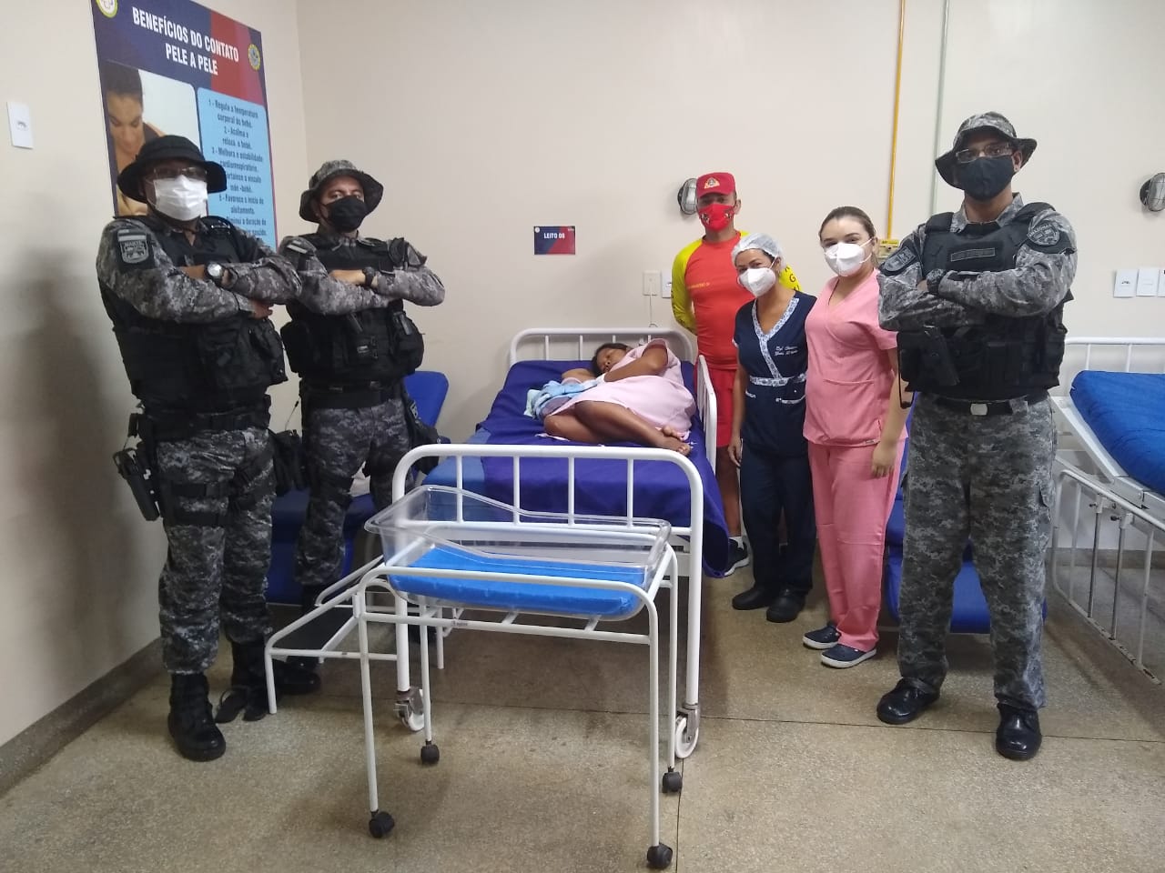 Mulher em trabalho de parto em barco é socorrida por policiais no Amazonas