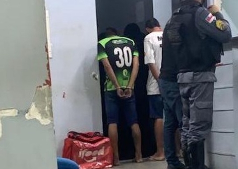Supostos entregadores de lanche são presos após assaltos em Manaus